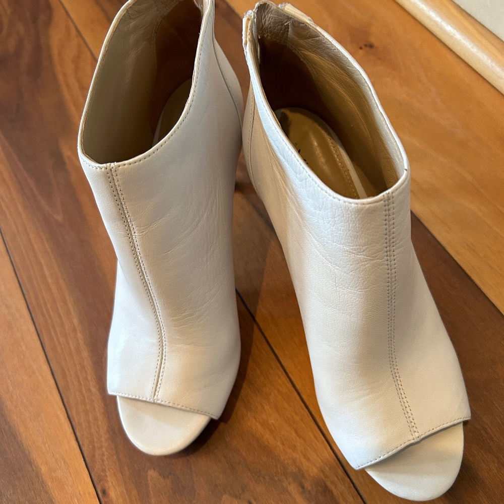 Via Spiga White Peep Toe Booties Sz 6